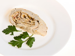 Куриный рулет с яйцом и перцем